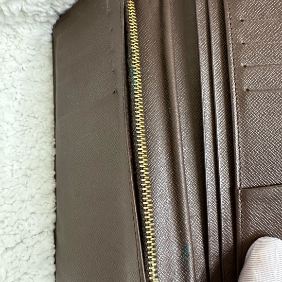 Authentic Louis Vuitton Damier wallet - Picture 8 of 13